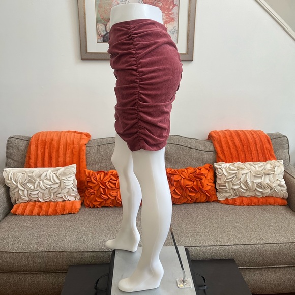 ❣️🆕ZARA Burgundy Corduroy Ruched Front&Side Mini Skirt❣️ - Picture 4 of 9